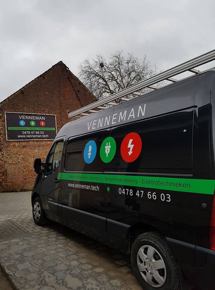 Elektricien Wim Venneman aan het werk aan een verdeelkast